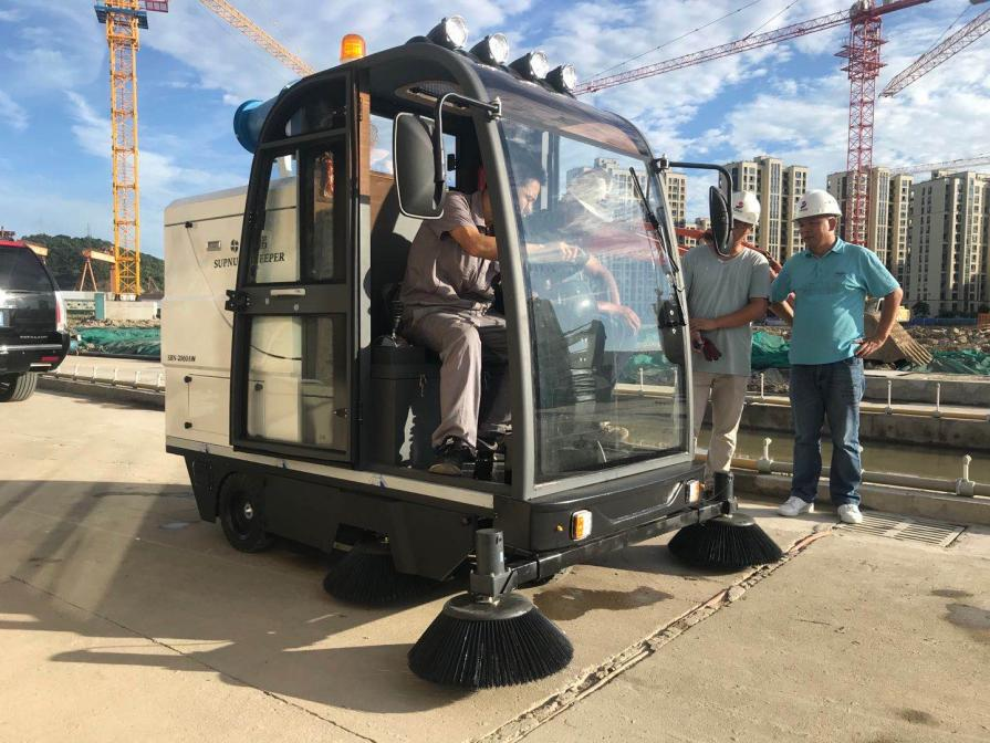 天津龙海市电动清扫车：现代城市清洁的新解决方案